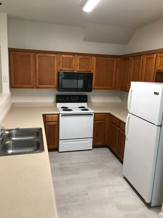 Kitchen - 5750 Golf Hts