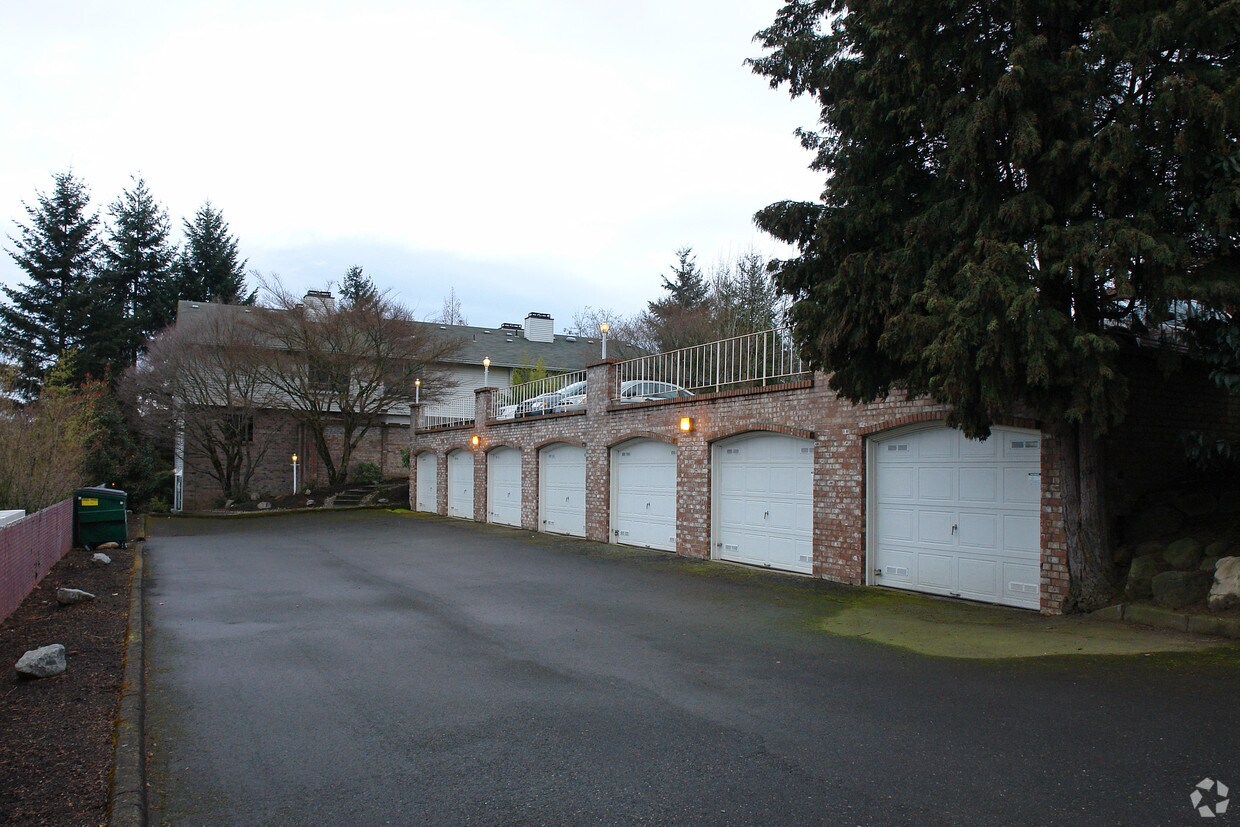 Halsey Plaza Apartments in Portland, OR