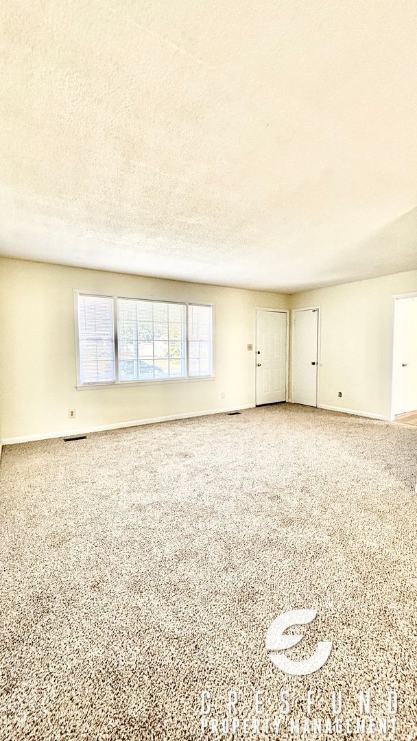 Foto del edificio - 3 BEDROOM AVAILABLE NOW - Minutes From For...