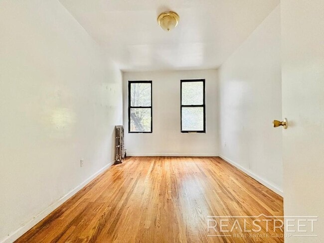 Foto del edificio - Large 2 bedroom on a Picturesque Tree-Line...