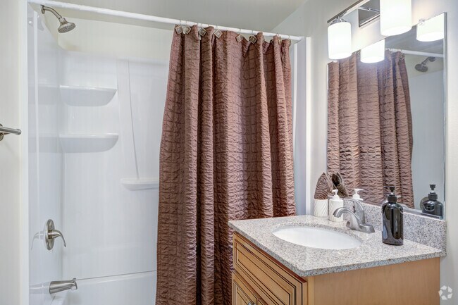 1 habitación, 1 baño - 835 pies cuadrados - Baño - Pinewood Gardens Apartments