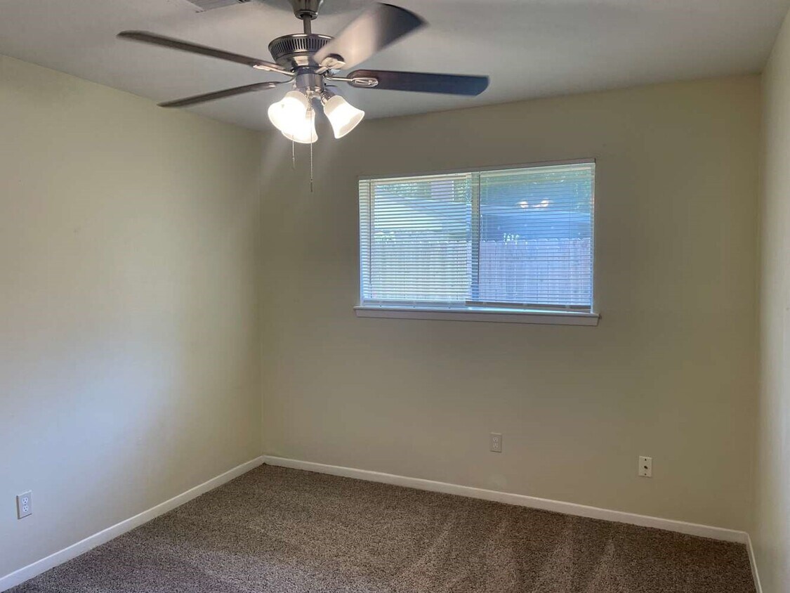Building Photo - 15834 Fox Springs Dr