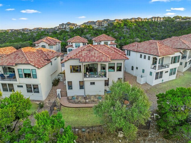 Foto del edificio - 211 Honey Creek Ct