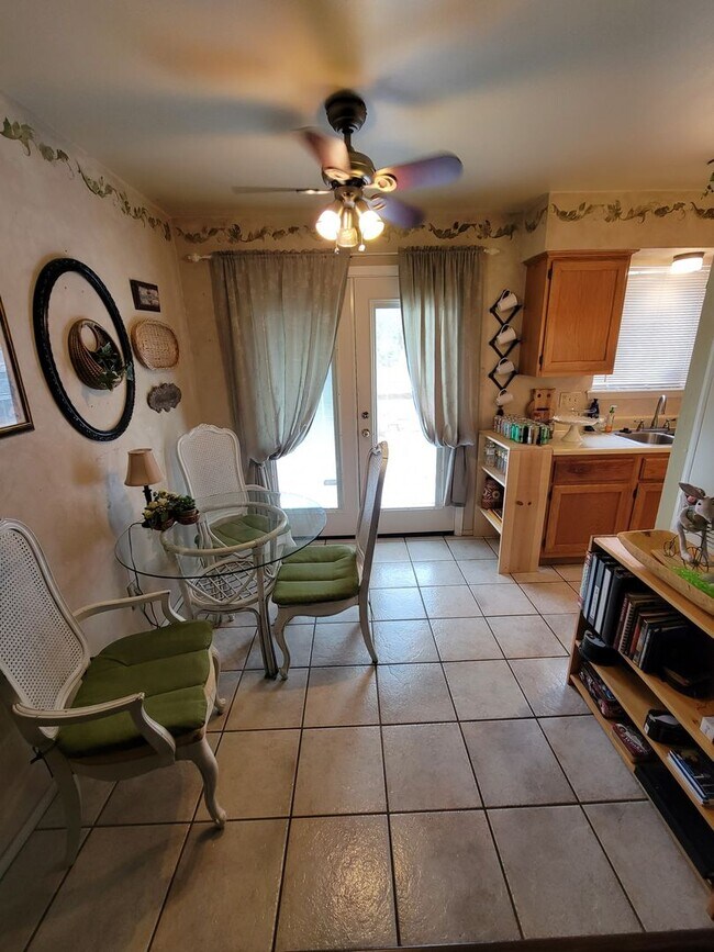 Building Photo - College Station - 1 bedroom /1.5 bath / 2 ...