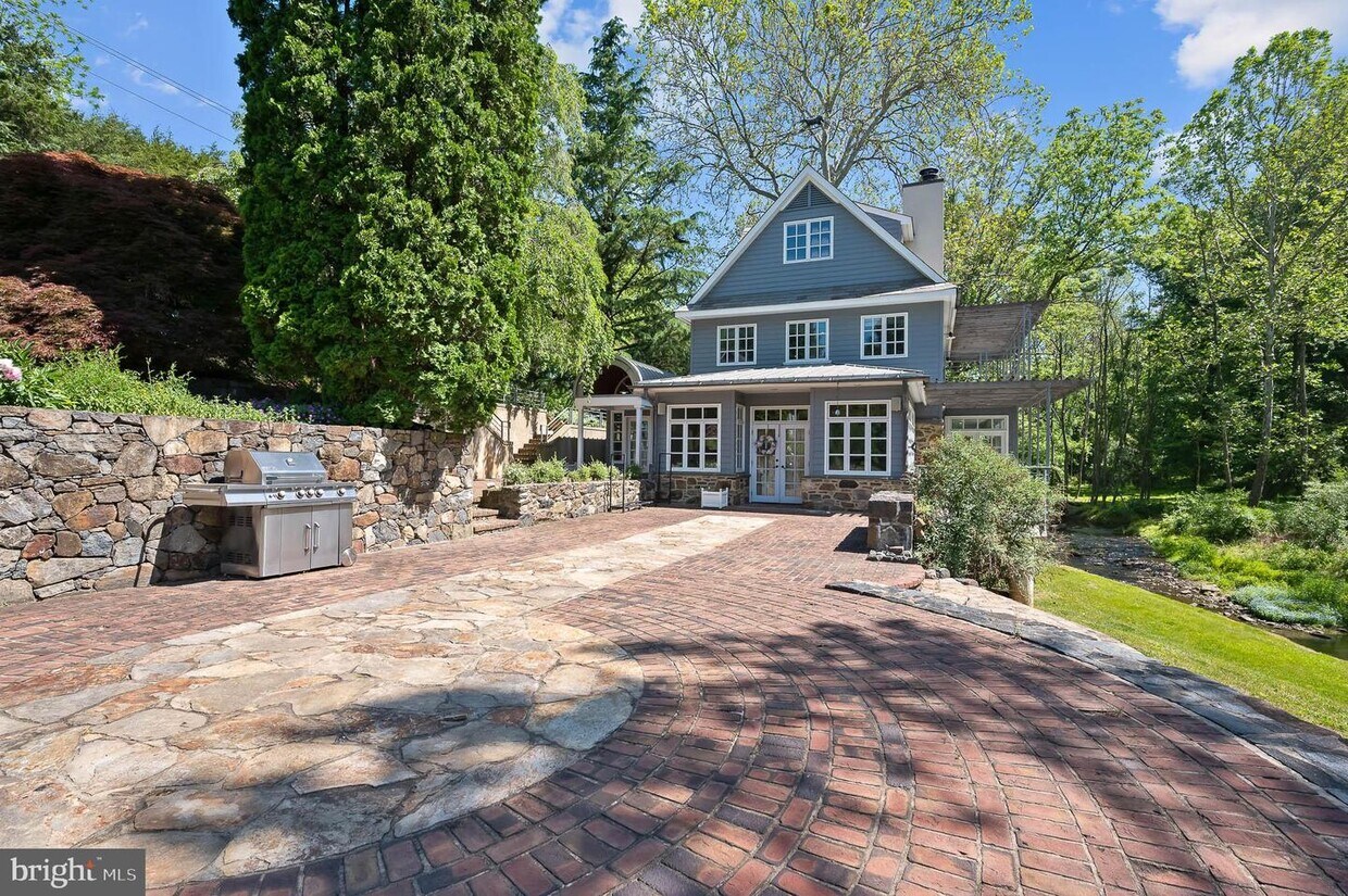 Primary Photo - 808 Way Rd