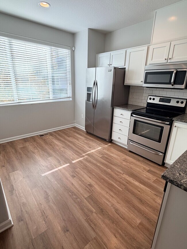 Building Photo - Beautiful Home in FABULOUS Location - Min ...