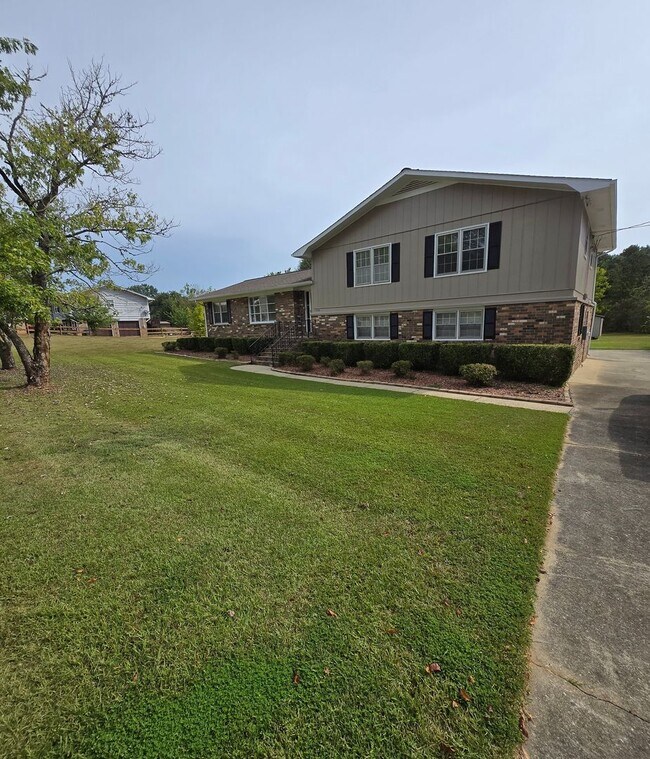 Foto del edificio - Beautiful 3-Bedroom Home with Bonus Room i...