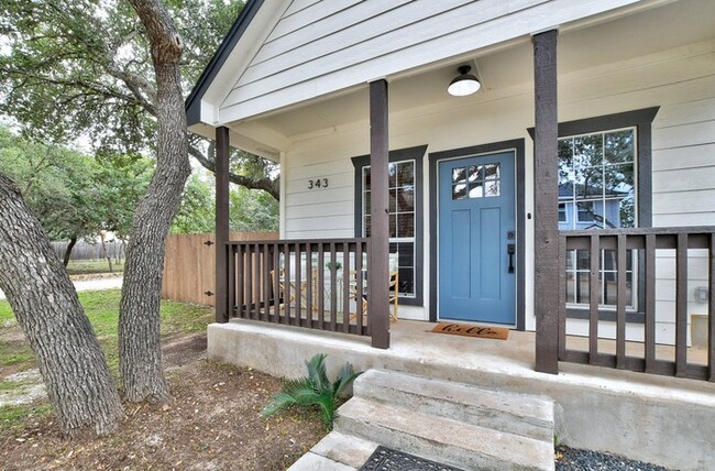 Building Photo - Fully Furnished 3 Bed/3Bath Rental