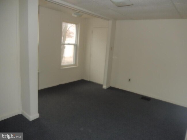 Building Photo - 1135 Lancaster Ave
