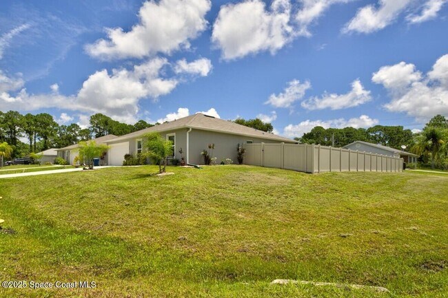 Foto del edificio - 999 Commerce Rd SE