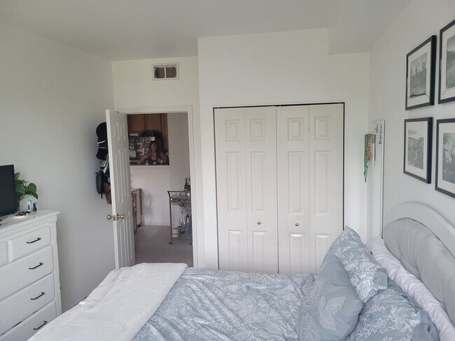 bedroom 2 - 343 W Old Town Ct