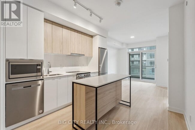 Building Photo - 30 Upper Mall Wy