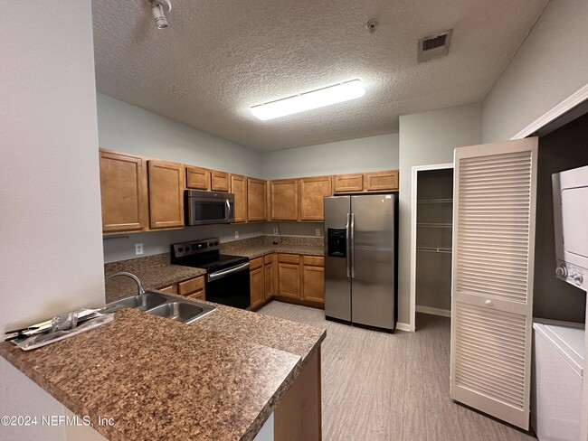 Building Photo - 6965 Ortega Woods Dr