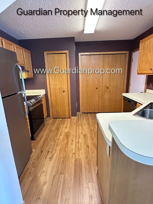 Building Photo - Apple Valley 2 Bedroom Town Home, Patio, Fireplace, 1 Car Garage, AC, New Carpet