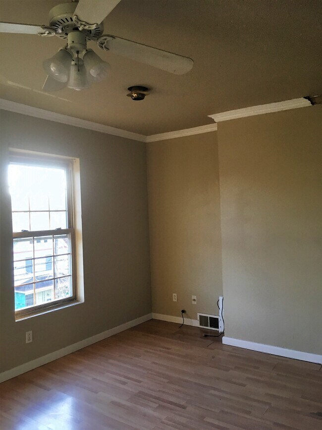Building Photo - 417 Kingsboro St