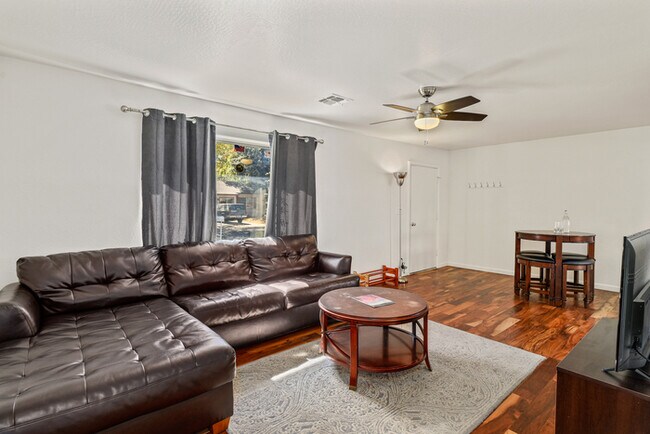 Building Photo - Greenlaw Getaway