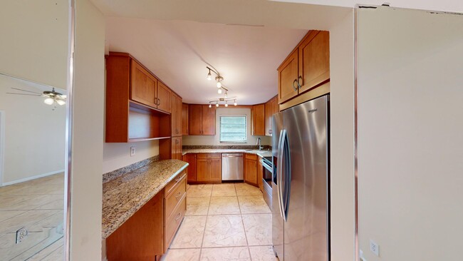 Building Photo - 1br /1bath Condo With Den Available Now In...