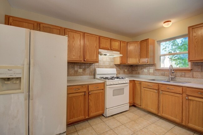 Building Photo - Beautiful 3 bed 3.5 bath home Plainfield