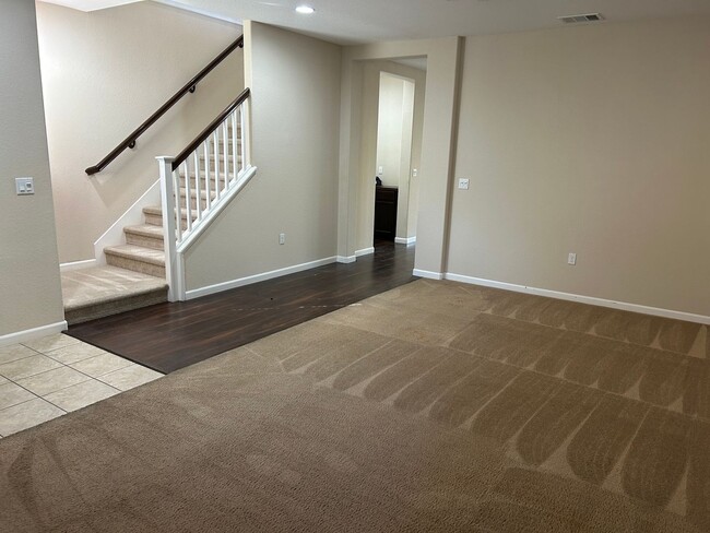 Building Photo - Spacious 5 Bed 3 Bath Home - Solar Included!