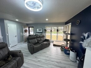 Building Photo - 407 S Clark Ave