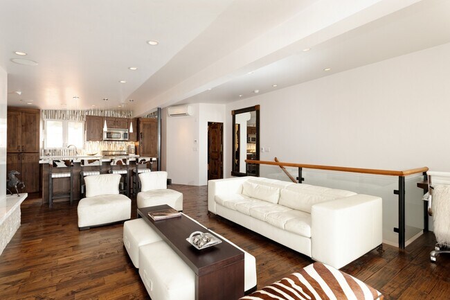 Building Photo - 805 E Cooper Ave