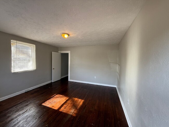 Building Photo - **AVAILABLE NOW**1 Bedroom /  1 Bathroom D...