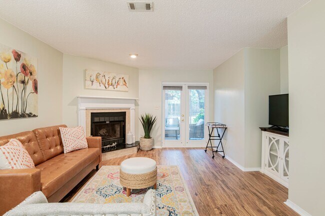 Foto del edificio - Lovely Ground-Floor Condo with Patio Near ...