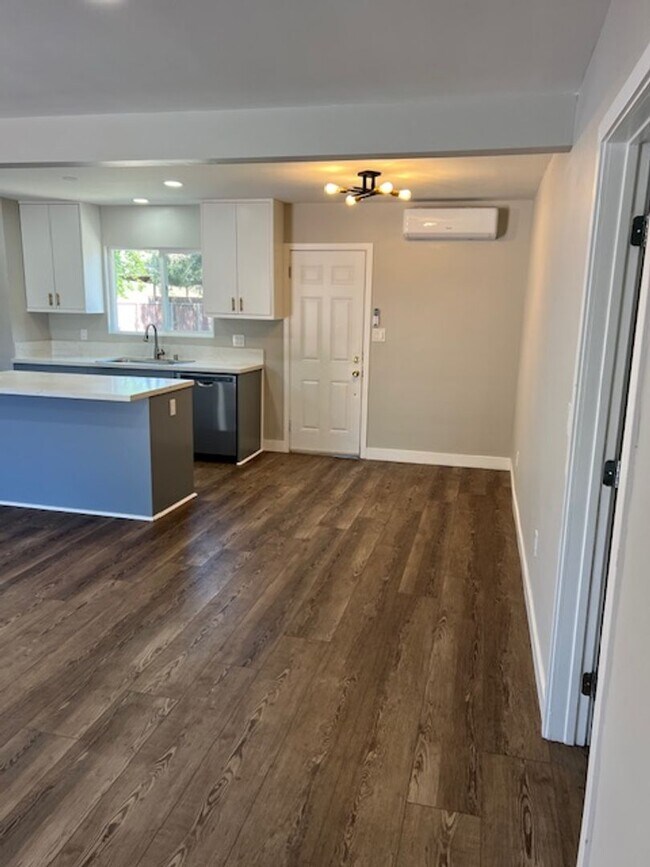 Building Photo - Beautiful 3bedroom house