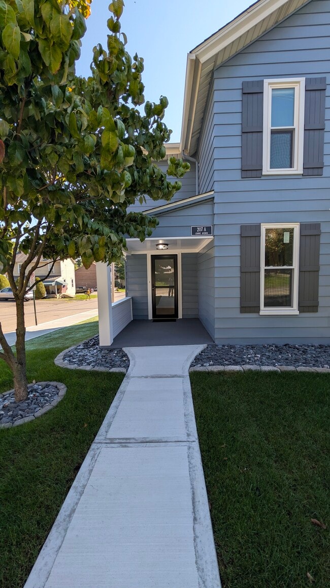Building Photo - 207 Crowe Ave