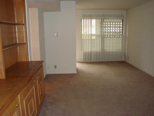 Living room view in a 1 br (600 sq ft) - Fountain Apartments