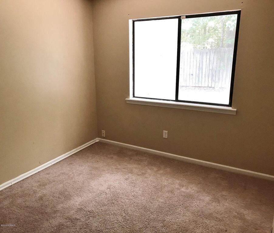 Building Photo - Townhome