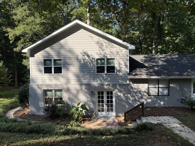 Foto del edificio - 1021 Sourwood Ct