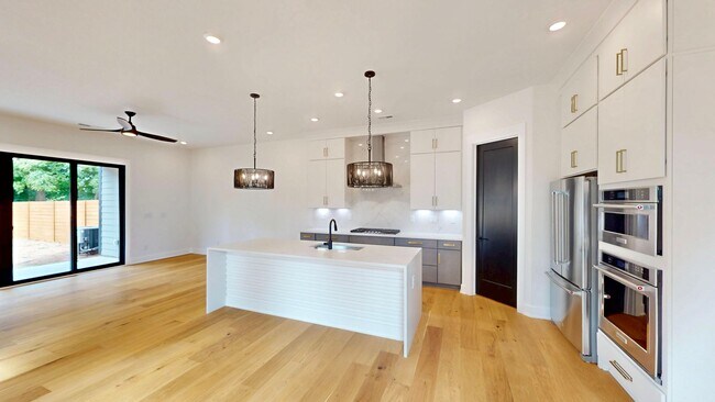 Building Photo - 313 E Peterson Dr