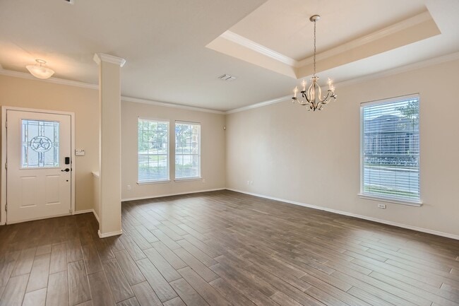 Building Photo - Large Home with Gorgeous Pool & Sunroom!!!