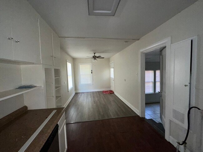 Building Photo - 1709 W Olmos Dr