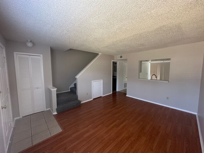 Building Photo - GREAT 2/2.5 Townhome Near UCF! Available Now!