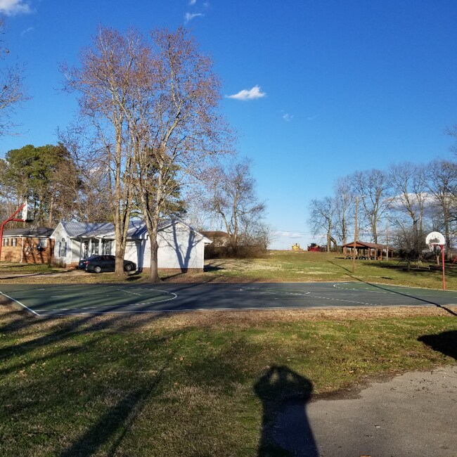 Building Photo - 831 Abernathy Dr