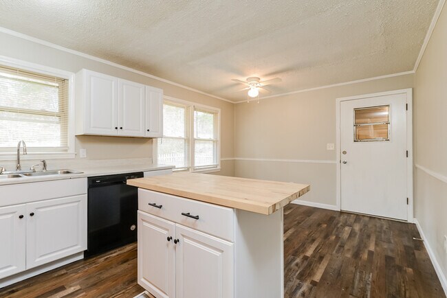 Building Photo - 3 Bedroom Home in Winston Salem