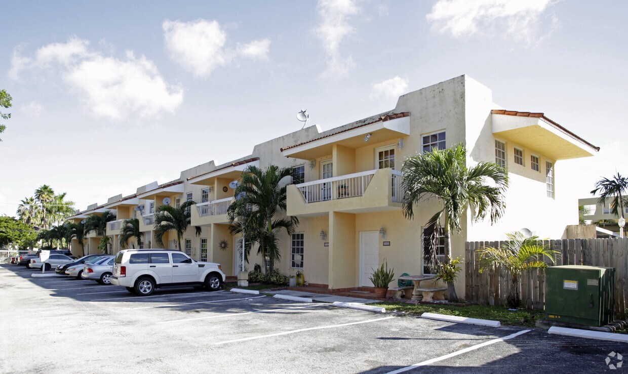 Foto principal - 8340 NW 8th St
