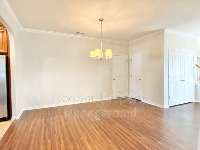 Foto del edificio - 717 Dissdale Ln