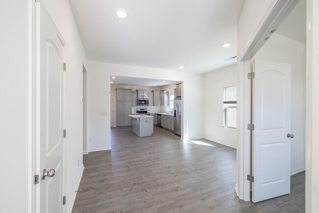 Foto del edificio - BEAUTIFUL 4 Bedroom Home Piedmont School D...