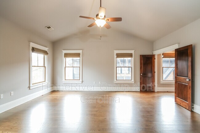 Foto del edificio - 245 W Kingston Ave