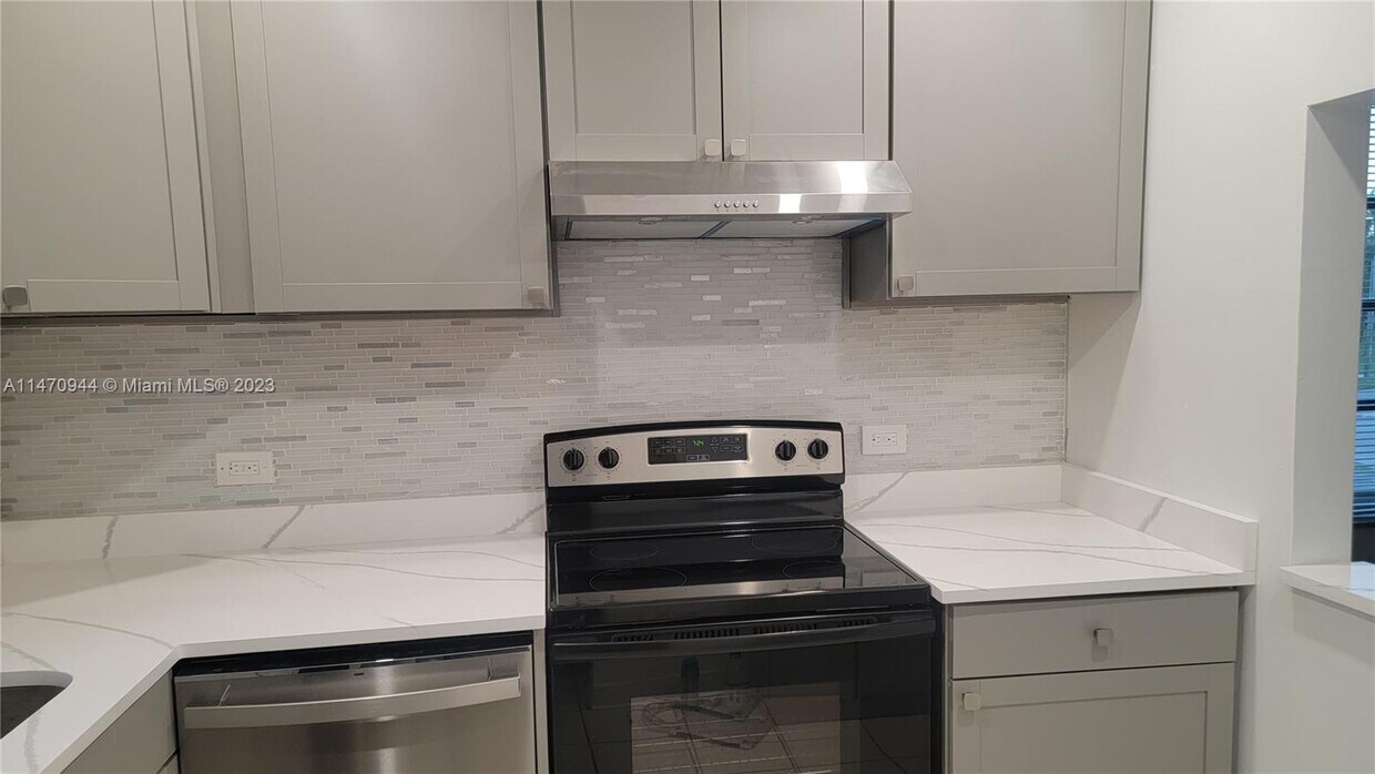 Foto del edificio - 3050 Sunrise Lakes Dr E