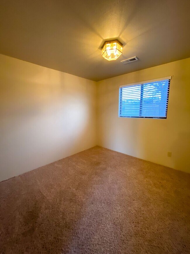 Foto del edificio - 2 bedroom in Spring Creek with a large sho...