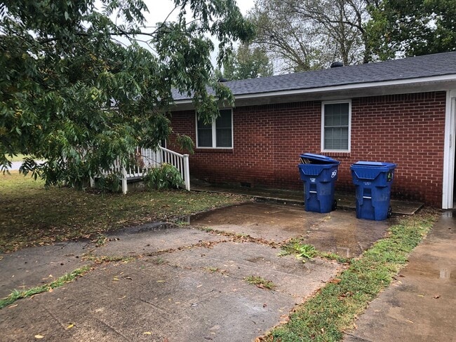 Building Photo - Comfortable 2 BR Bradford Home