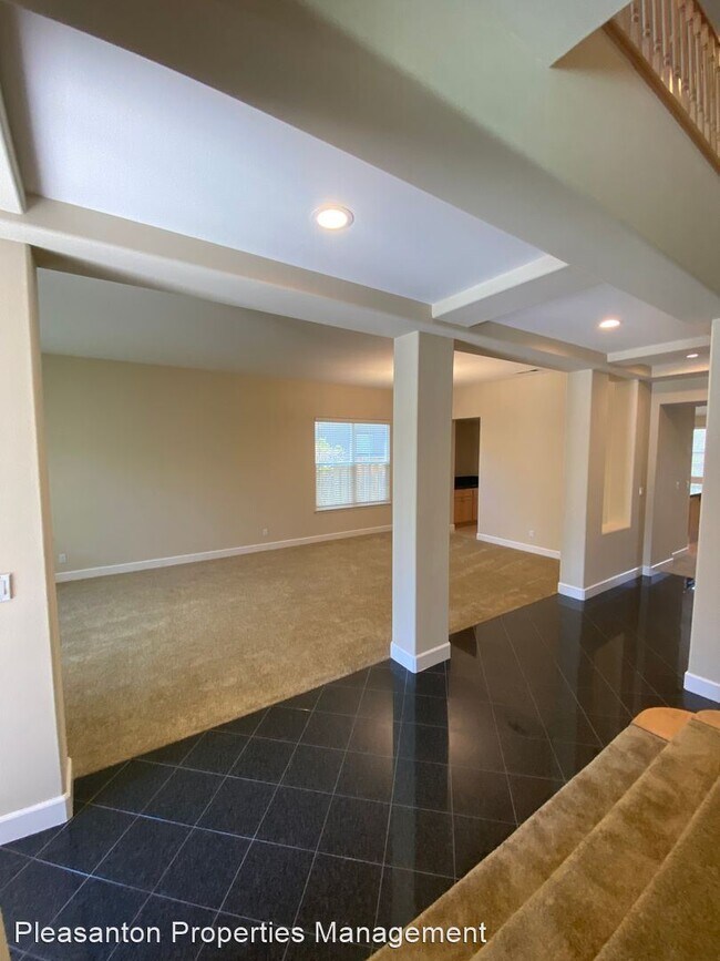 Building Photo - 4 br, 3.5 bath House - 108 Macedon Ct.