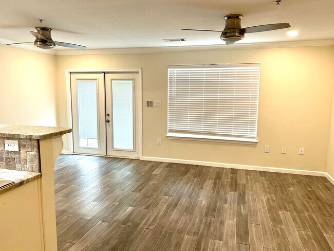 Foto del edificio - Enjoy this beautifully updated 3 Bed/2.5 Bath Townhome  **Military Discount Available**50% OFF 1s...