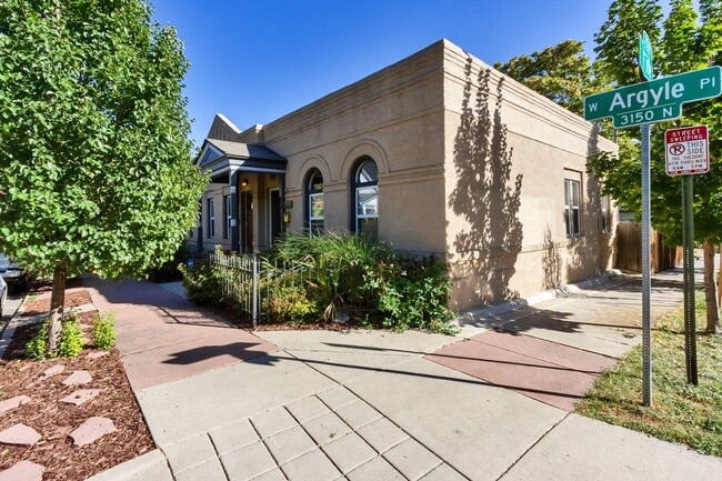 Building Photo - 2498 W Argyle Pl