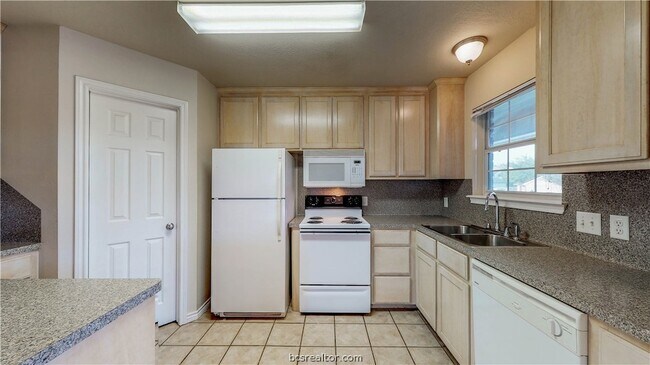 Foto del edificio - 1420 Western Oaks Ct