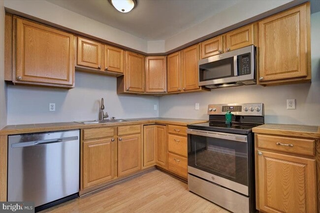 Building Photo - 335 E Lancaster Ave